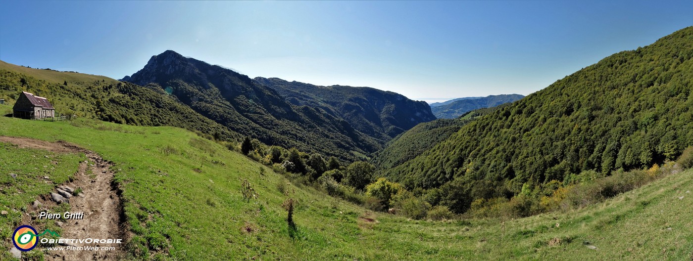 18 Panoramica su Baita Baciamorti e Valle Asinina.jpg